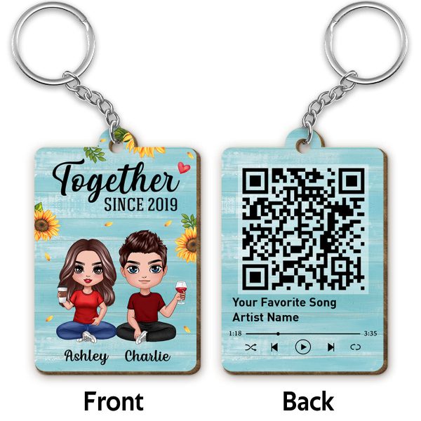 Blue Wood Doll Couple Sitting Favorite Song QR Code Personalized Wooden Keychain For Cheap